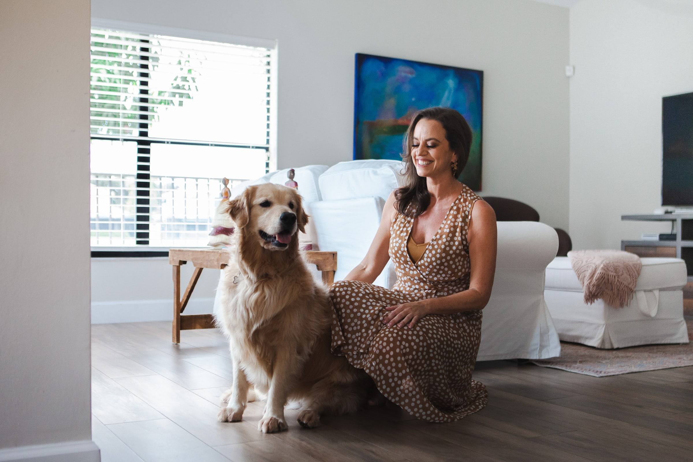 Anaie Amorim at home with her golden retriever